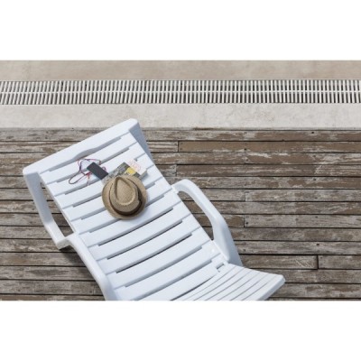 Шезлонг пластиковый MARIS c подлокотниками