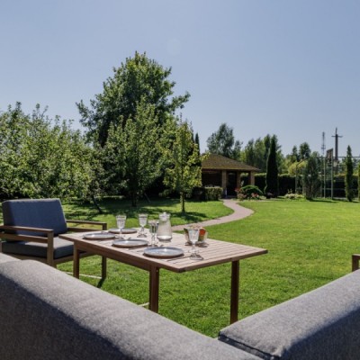 Обеденный комплект BROOKLYN с угловым диваном из акации Обеденный комплект BROOKLYN с угловым диваном из акации